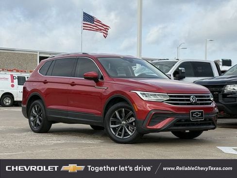Used 2022 Volkswagen Tiguan SE image 2