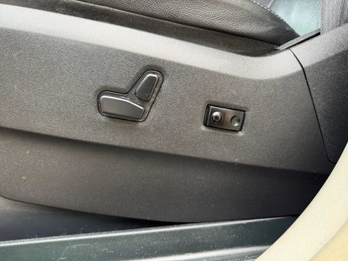 Used 2016 Chrysler Town & Country Touring-L w/ Driver Convenience Group FWD image 16