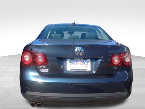 Used 2010 Volkswagen Jetta Sedan image 4