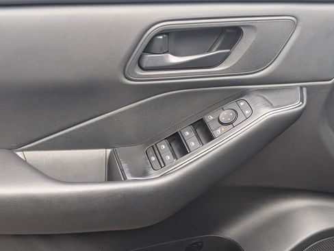 Used 2025 Nissan Rogue S AWD/4WD image 15