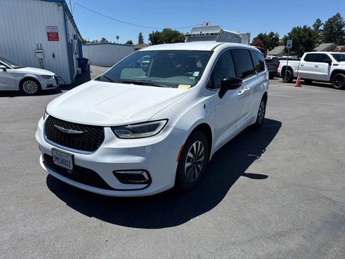 Used 2024 Chrysler Pacifica Limited FWD image 4