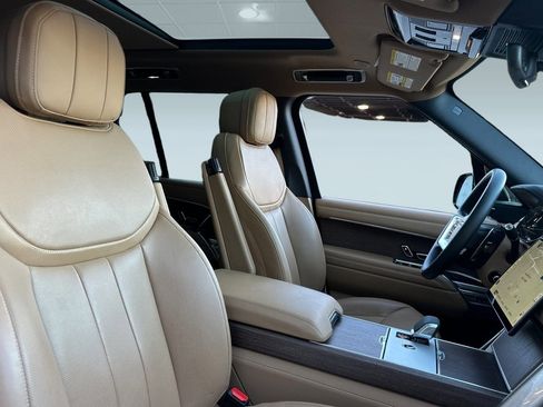 Used 2025 Land Rover Range Rover SE image 32