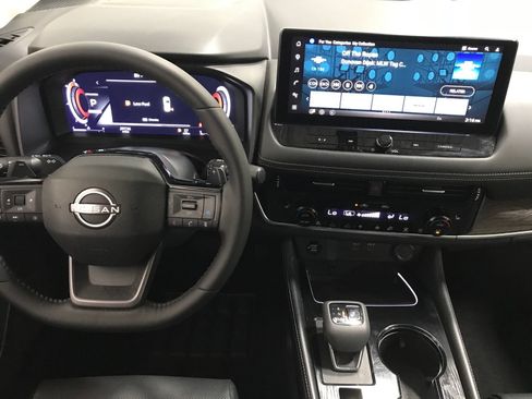 Used 2025 Nissan Rogue Platinum w/ Platinum Premium Package FWD image 7