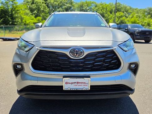Used 2021 Toyota Highlander XLE AWD/4WD image 2