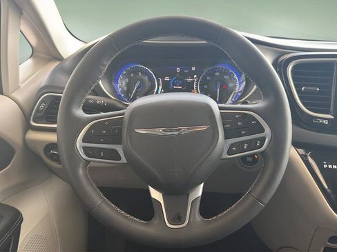 Used 2023 Chrysler Pacifica Touring-L FWD image 9