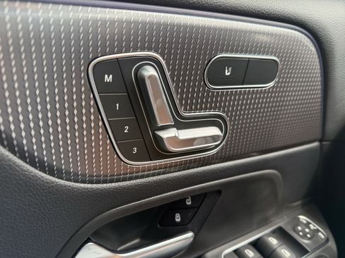 Used 2021 Mercedes-Benz GLB 250 4MATIC image 28