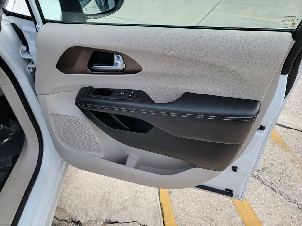 Used 2022 Chrysler Voyager LX FWD image 14