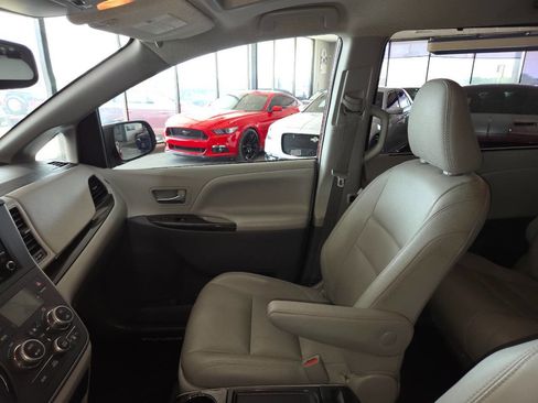 Used 2020 Toyota Sienna XLE FWD image 16