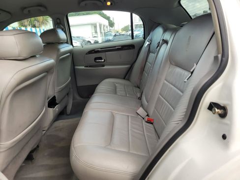 Used 2001 Lincoln Town Car Executive image 4
