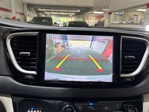 Used 2023 Chrysler Pacifica Touring-L FWD image 39