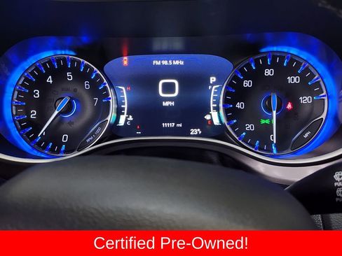 Used 2025 Chrysler Pacifica Select image 15