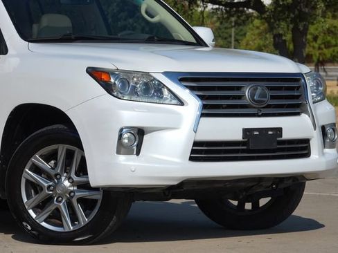 Used 2013 Lexus LX 570 4WD w/ Luxury Pkg w/Pre-crash image 18