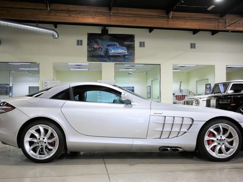 Used 2006 Mercedes-Benz SLR image 2