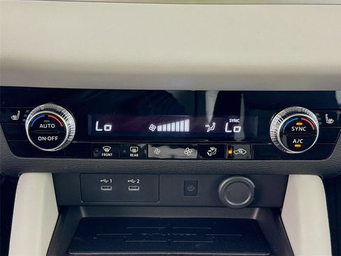 New 2025 Mitsubishi Outlander SE image 15