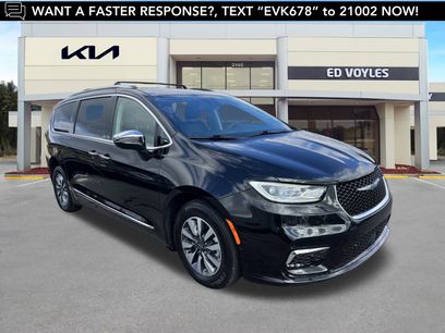 Used 2021 Chrysler Pacifica Limited w/ Uconnect Theater Family Group