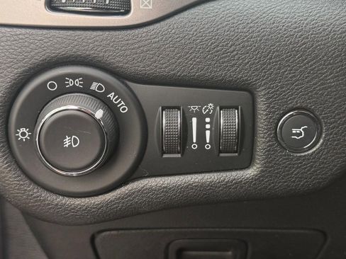 Used 2019 Jeep Cherokee Limited AWD/4WD image 22