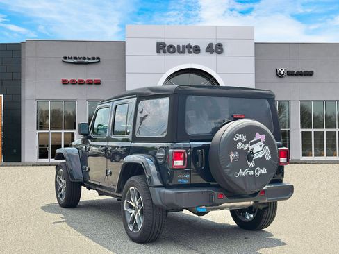 Used 2024 Jeep Wrangler Unlimited w/ Convenience Group AWD/4WD image 4