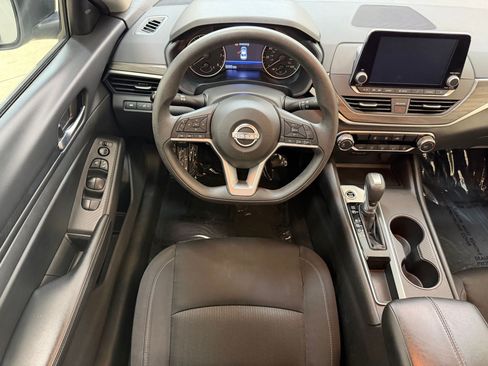 Used 2025 Nissan Altima 2.5 SV FWD image 17