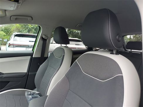 New 2025 Volkswagen Taos SE image 17