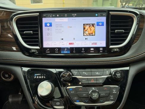 Used 2022 Chrysler Pacifica Pinnacle FWD image 13