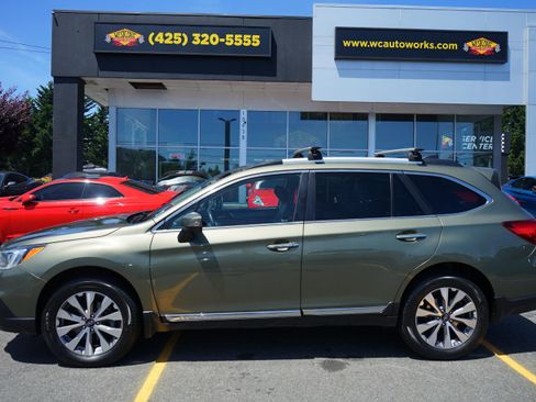 Used 2017 Subaru Outback 2.5i Touring AWD/4WD image 2