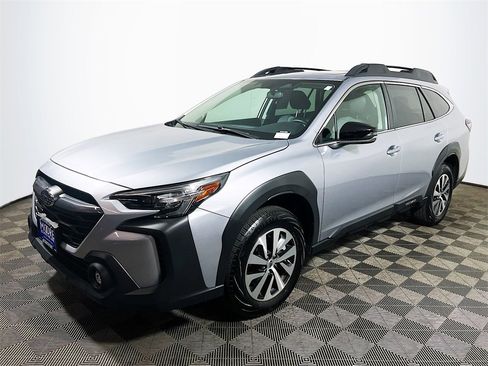 Used 2025 Subaru Outback Premium image 4