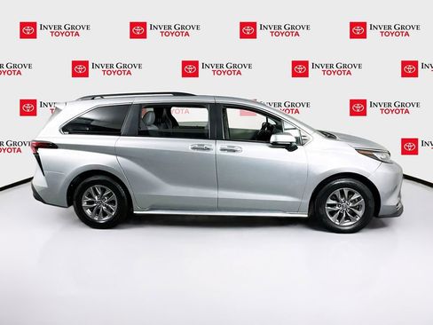 Used 2022 Toyota Sienna XLE image 4