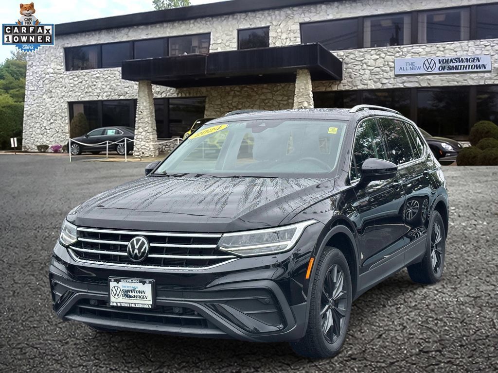 Used 2024 Volkswagen Tiguan SE AWD/4WD image 2
