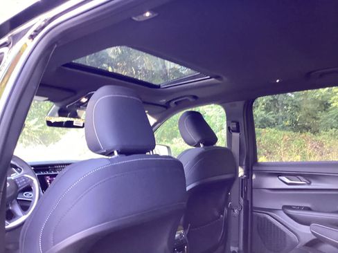 New 2025 Jeep Grand Cherokee L Laredo w/ Luxury Tech Group I image 18