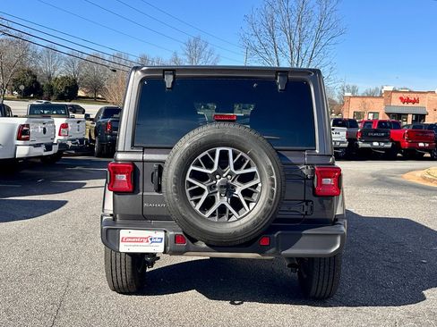 Used 2025 Jeep Wrangler Sahara image 6