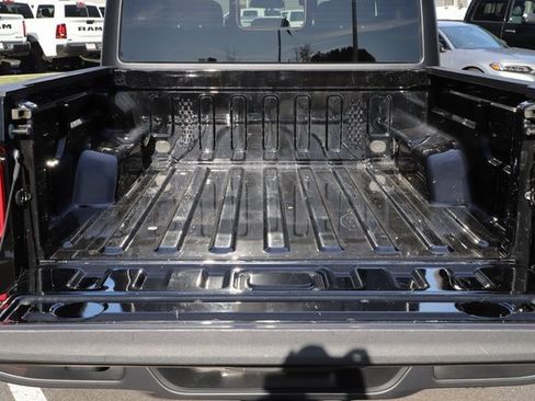 Used 2023 Jeep Gladiator Sport image 9