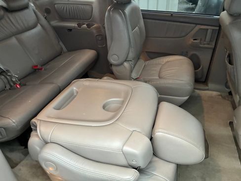 Used 2010 Toyota Sienna XLE image 8