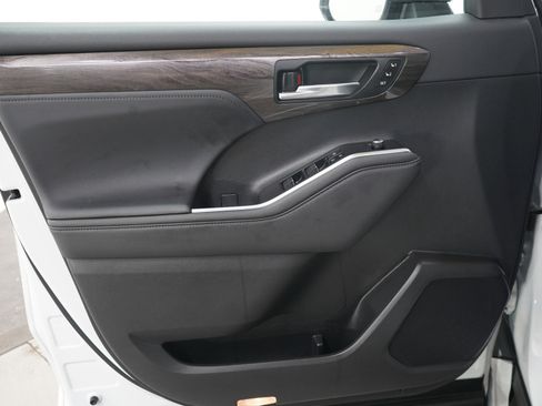 Used 2023 Toyota Highlander Limited image 23