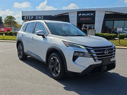 Used 2024 Nissan Rogue SV image 9