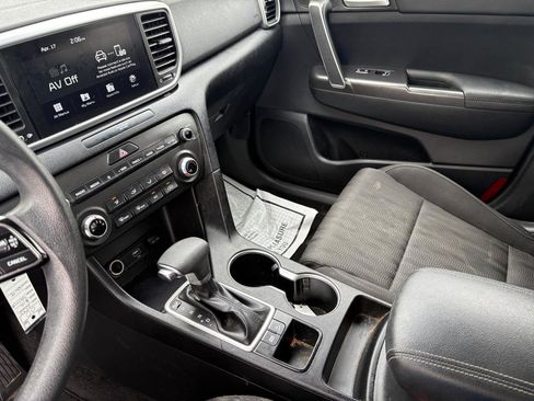 Used 2022 Kia Sportage LX image 9