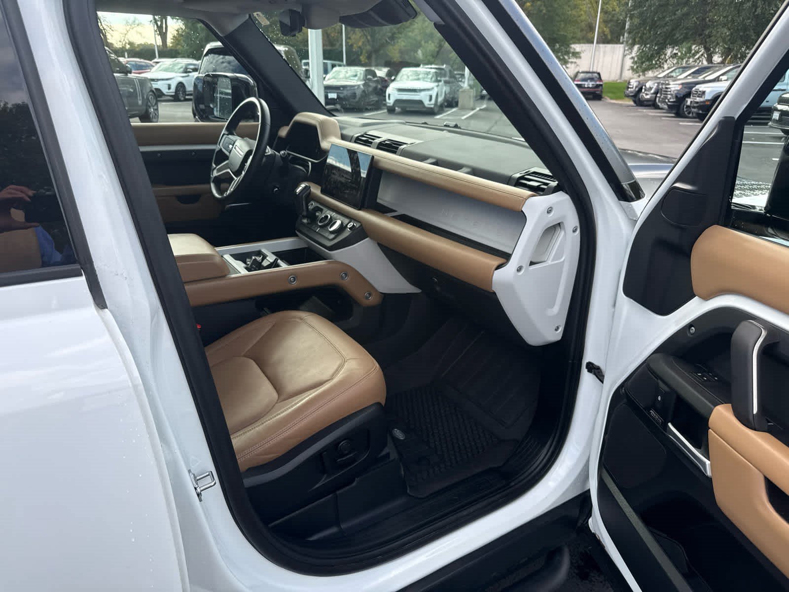 Certified 2025 Land Rover Defender 110 X-Dynamic SE AWD/4WD image 7