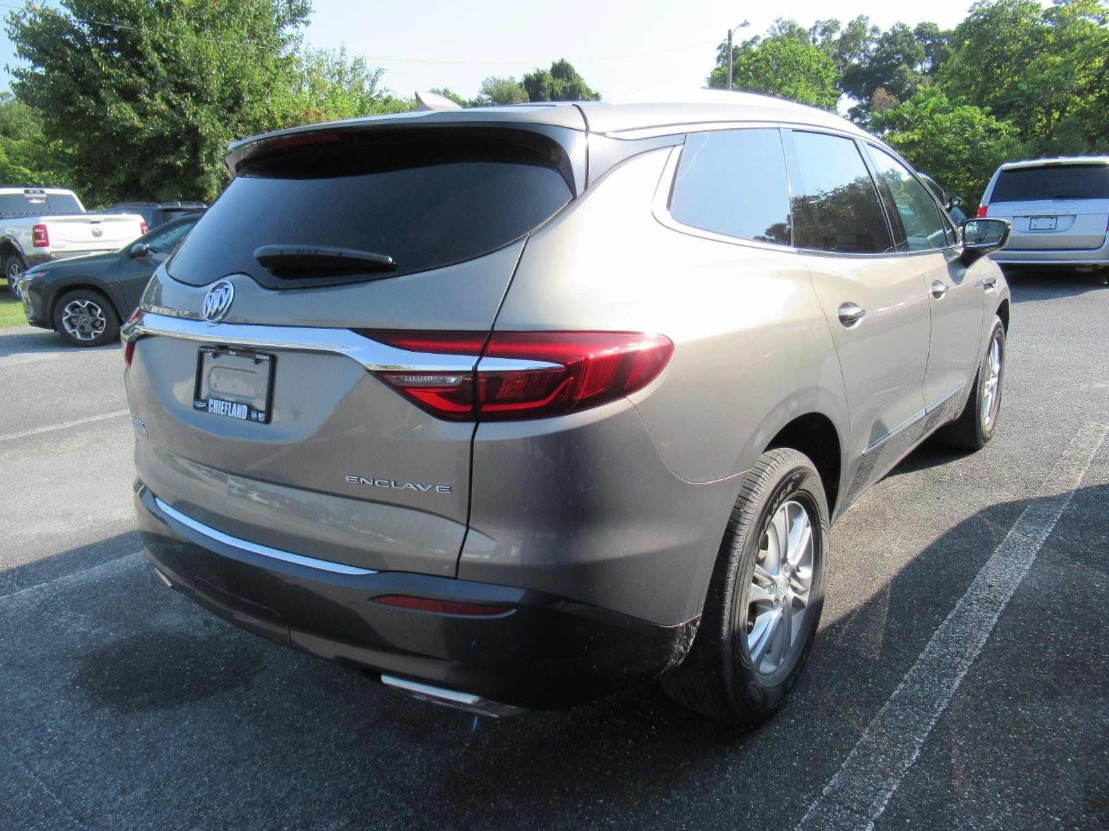 Used 2018 Buick Enclave Essence FWD image 4