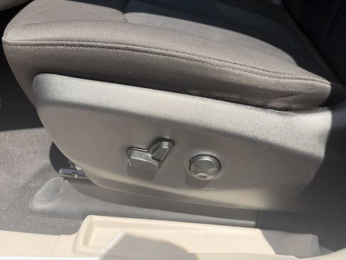 Used 2023 Chrysler Voyager LX FWD image 16