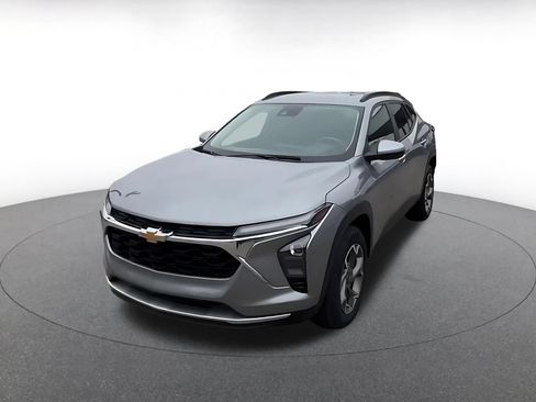 Used 2025 Chevrolet Trax LT FWD image 7
