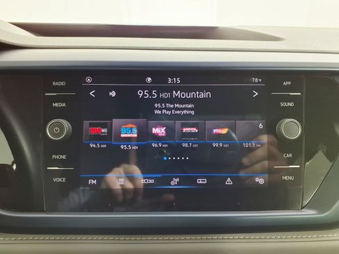 Used 2024 Volkswagen Taos SE w/ Panoramic Sunroof Package FWD image 18