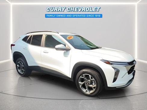 Used 2024 Chevrolet Trax LT w/ Sunroof Package FWD image 1