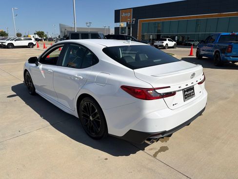 Used 2025 Toyota Camry SE FWD image 3