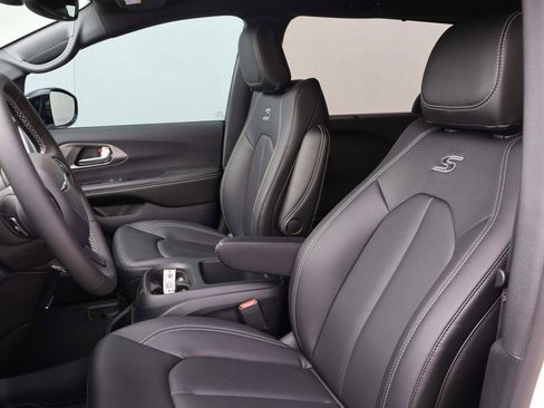 New 2026 Chrysler Pacifica Select w/ S Appearance Package FWD image 9