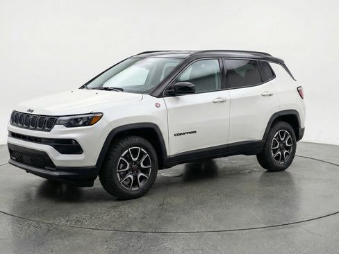 Used 2025 Jeep Compass Trailhawk image 3