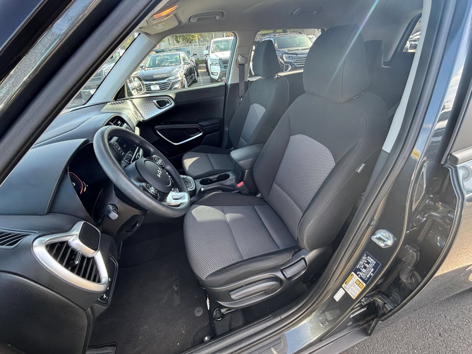Used 2025 Kia Soul LX w/ LX Technology Package FWD image 33