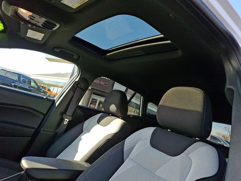 Certified 2025 Chevrolet Trax RS w/ Sunroof Package image 14