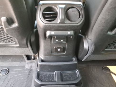 Used 2022 Jeep Wrangler Unlimited Rubicon w/ LED Lighting Group AWD/4WD image 16