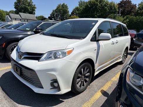 Used 2020 Toyota Sienna XLE w/ XLE Navigation Package AWD/4WD image 4
