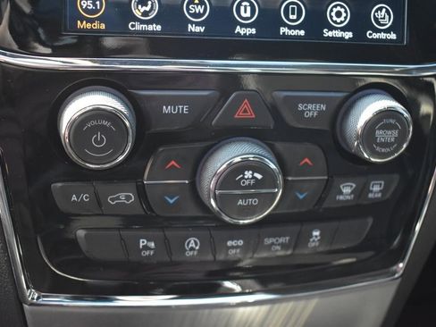 Used 2022 Jeep Grand Cherokee Limited image 36