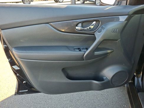 Used 2018 Nissan Rogue SV w/ Premium Package image 13